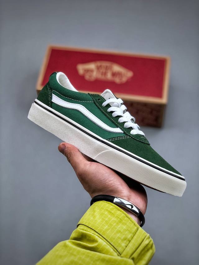 官方新款vans Ward红色 Vans 运动休闲系列 Ward 新款硫化板鞋 Ward鞋款相比vans其他鞋款并不为太多人熟悉 鞋面采用全帆布材质 鞋帮海绵填