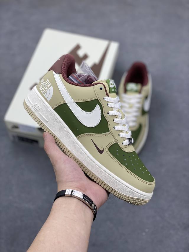 套现开学季 版本 海外限量发售 公司级nike Air Force 1 '07 Low 北面联名--白绿浅咖 空军一号 低帮 运动鞋 休闲鞋 折边针车 工艺难度