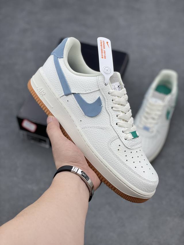 套现 原本地 版本 Nike X Supreme X Cdg 空军一号三方联名断钩 鞋侧错位的 Swoosh 分别以浅蓝色和绿色点缀 清新感十足 后跟蓝绿鸳鸯设