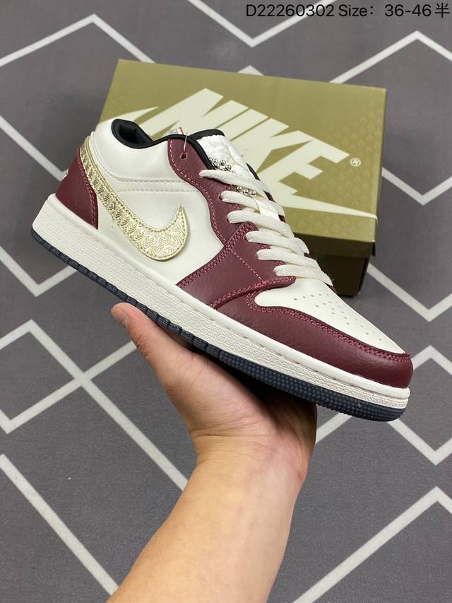 Jordan 1 Low Year Of The Dragon Aj1 乔1龙年限定 文化休闲板鞋 Fj5735- 鞋身深红色覆面 并辅以金属金色swoosh标