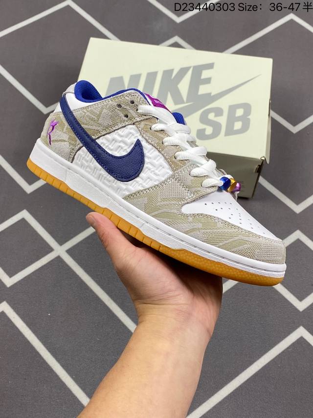 Rayssa Leal X Nike Sb Dunk Low 耐克 Sb 低帮 联名蓝紫鸳鸯 鞋身采用皮革和麂皮拼接打造 配色方面选用自色为底 搭配水泥灰色框架