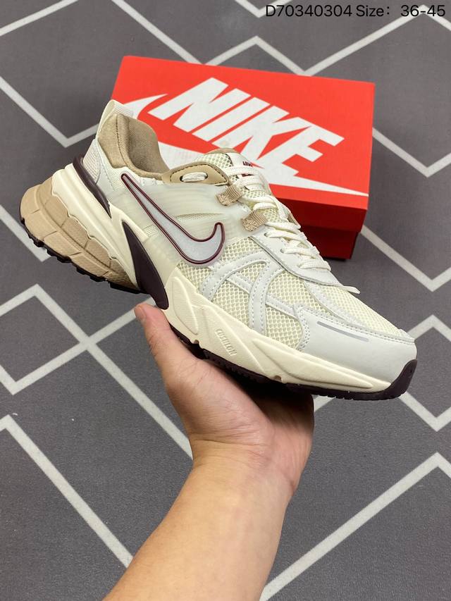 耐克nike V2K Run跑步鞋复古风潮 网面透气运动鞋 灰银紧致的鞋面材质提供良好的包裹性鞋侧 Swoosh以及鞋头部分搭配增添不少亮点的镀铬细节鞋垫上印有