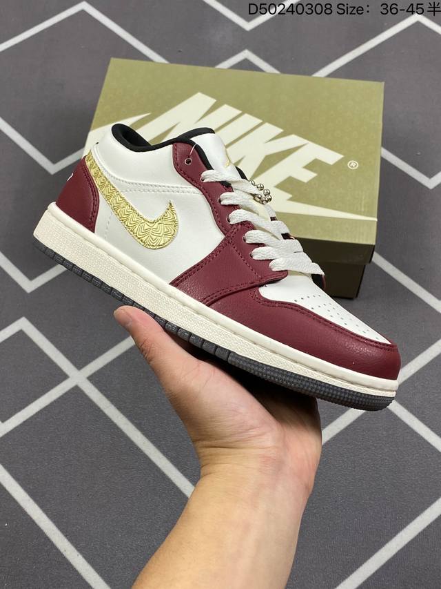 Jordan 1 Low Year Of The Dragon Aj1 乔1龙年限定 文化休闲板鞋 Fj5735- 鞋身深红色覆面 并辅以金属金色swoosh标