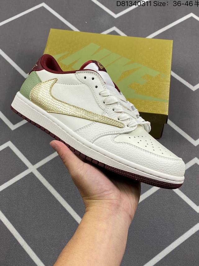 Fragment X Travis Scott X Air Jordan 1 Low 三方联名倒钩 性价比原盒出货 全新的三方联名低帮倒钩鞋面延续了黑脚趾设计