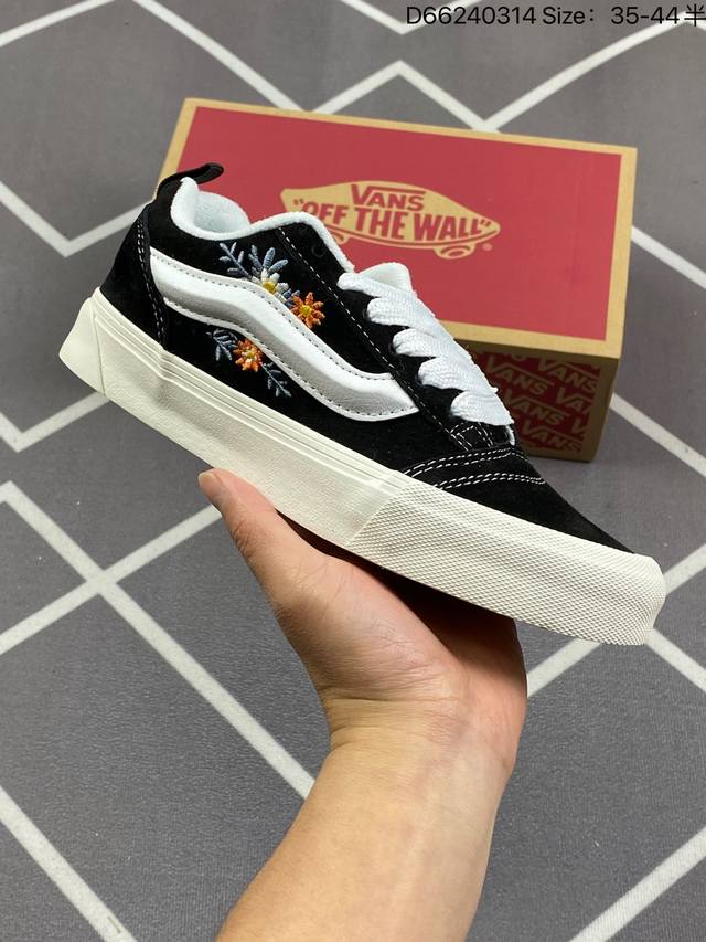 万斯vans Knu Skool 经典黑白绣花面包鞋 Vans Knu Skool 白黑韩版 鞋底采用橡胶华夫底材质 实用性很高 耐磨减震 上脚好看的同时不管是