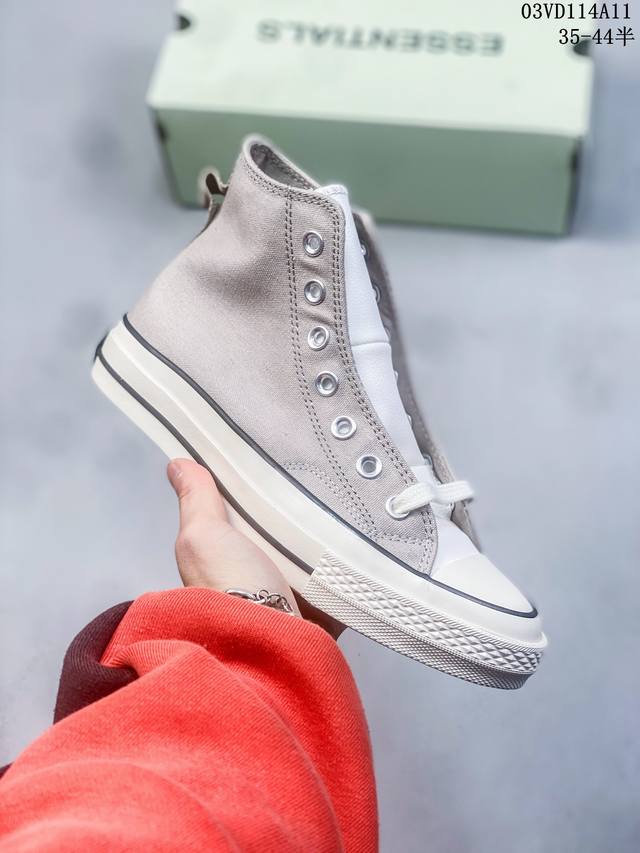 Vans Sk8 Hi Og 万斯 黑色麂皮 硫化高邦板鞋 秋季以来 Vans官方持续发布多个麂皮系列配色 黑色便是其中翘楚 吸引众多爱好者目光 全鞋采用麂皮材