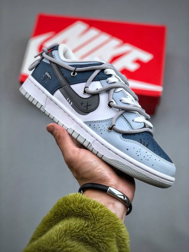 Nike Dunk Low Pure Platinum 慵懒周末 蓝灰白该鞋灵感来源夏日雨天的周末 主色调采用深蓝色 搭配烟灰色 清冷中性 经典时尚 颜色融合不