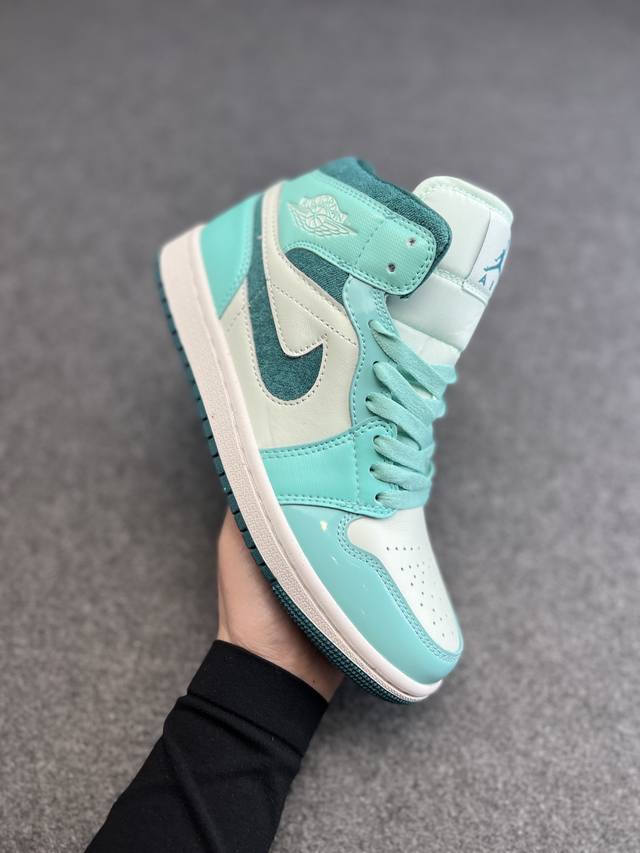 天花板版本 Air Jordan Aj1 Mid 中帮 冰蓝 市面中低帮最具代表性版本没有之一 口碑大厂出品 品控大底版型不断改良更新 全套原纸板楦头开发 确保