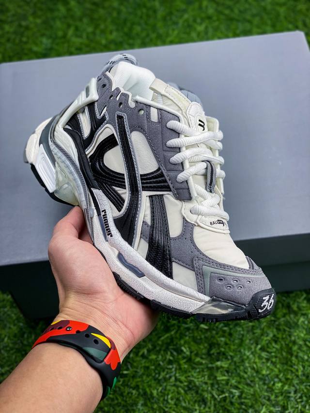 Balenciaga 巴黎世家runner运动鞋 红蓝粉 不含皮运动鞋 网布材质 磨损效果 鞋头边缘印有尺码 背面浮印尺码 外侧印有跑者徽标 鞋舌刺绣balen