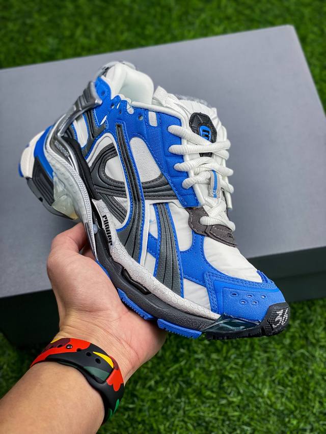 Balenciaga 巴黎世家runner运动鞋 红蓝粉 不含皮运动鞋 网布材质 磨损效果 鞋头边缘印有尺码 背面浮印尺码 外侧印有跑者徽标 鞋舌刺绣balen