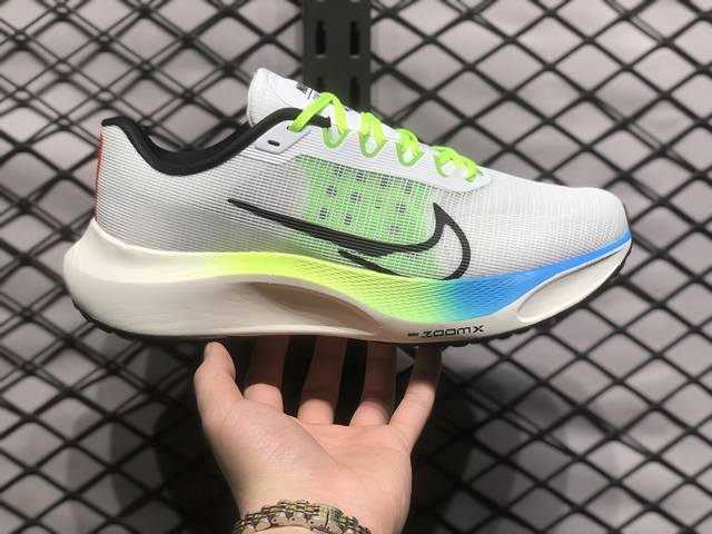 Nike Zoom Fly 5 耐克超弹轻盈跑步鞋 内置真碳 搭载 Flyknit 材料 打造出众弹性 易于穿脱 采用react技术 轻盈耐穿泡绵打造,铸就出众