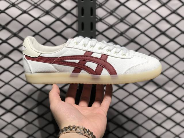 Onitsuka Tiger Tokuten 鬼冢虎 德训低帮休闲板鞋 货号 1183A862-104 鞋款灵感来源于80年代的室内用鞋 T-Toe 前足补强设