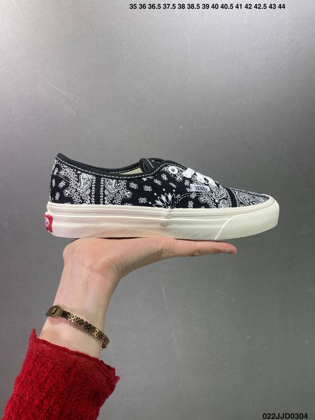 公司级vans Authentic Vans Classics 推出的 Love Wins 系列 独特的彩虹设计呼应 Pride爱的主题 来传递 Lgbtq+