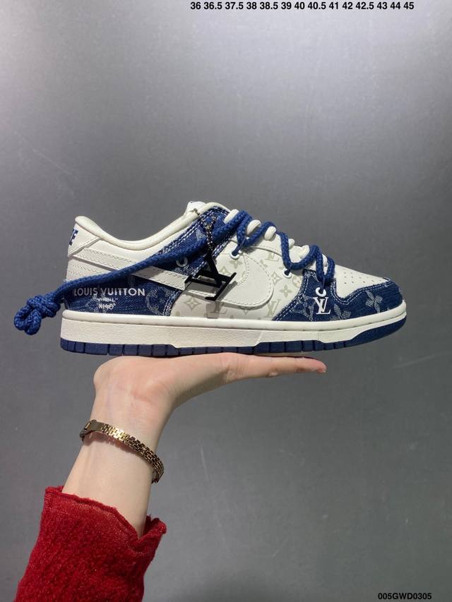 公司级lv X Nike Dunk Low 蓝牛仔印花 此款主张打破传统的工业化流水线设计限制 以made By Ideas的超级创意为理念 集结众多潮流设计师