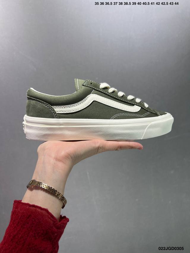 Vans Style 36 这款以mid Skool 36Dx 为基础设计 鞋后跟配以vans Logo Vans标志性的侧边条纹赋予鞋身侧边 淋漓尽致地体现出