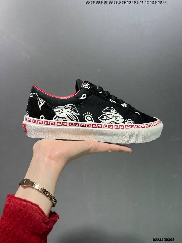 Vans Style 36 这款以mid Skool 37 Dx 为基础设计 鞋后跟配以vans Logo Vans标志性的侧边条纹赋予鞋身侧边 淋漓尽致地体现