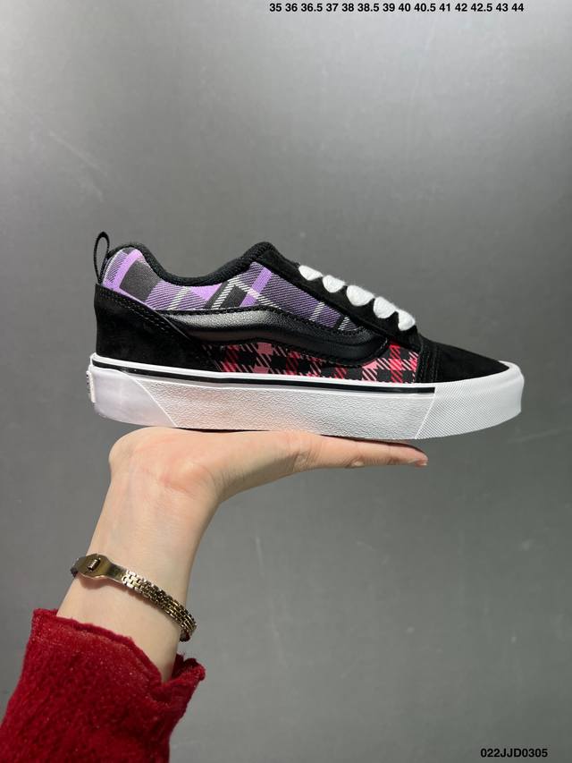 Vans Style 36 这款以mid Skool 37 Dx 为基础设计 鞋后跟配以vans Logo Vans标志性的侧边条纹赋予鞋身侧边 淋漓尽致地体现