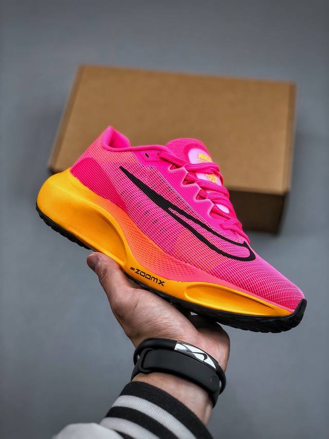 Nk Zoom Fly 5 超级跑鞋耐克跑鞋 Flyknit 材料 打造出众弹性 易于穿脱 采用react技术 轻盈耐穿泡绵打造,铸就出众回弹的顺畅迈步体验 结