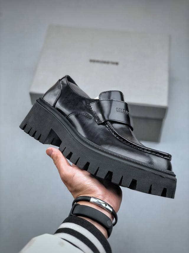 Balenciaga 巴黎世家 Tractor 走秀款 德比刻字款 低帮厚底休闲皮鞋 原版开发 原数据大底 进口头层牛皮材质 内里小牛皮 外观时尚大气 鞋底采用