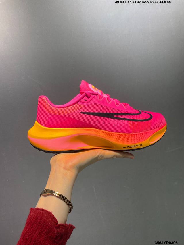 公司级nk Zoom Fly 5超轻跑步鞋 React 泡棉轻盈跑步鞋 公司级 中底采用react技术 轻盈耐穿泡绵打造 跑步体验非常舒适 这款鞋相较于之前的