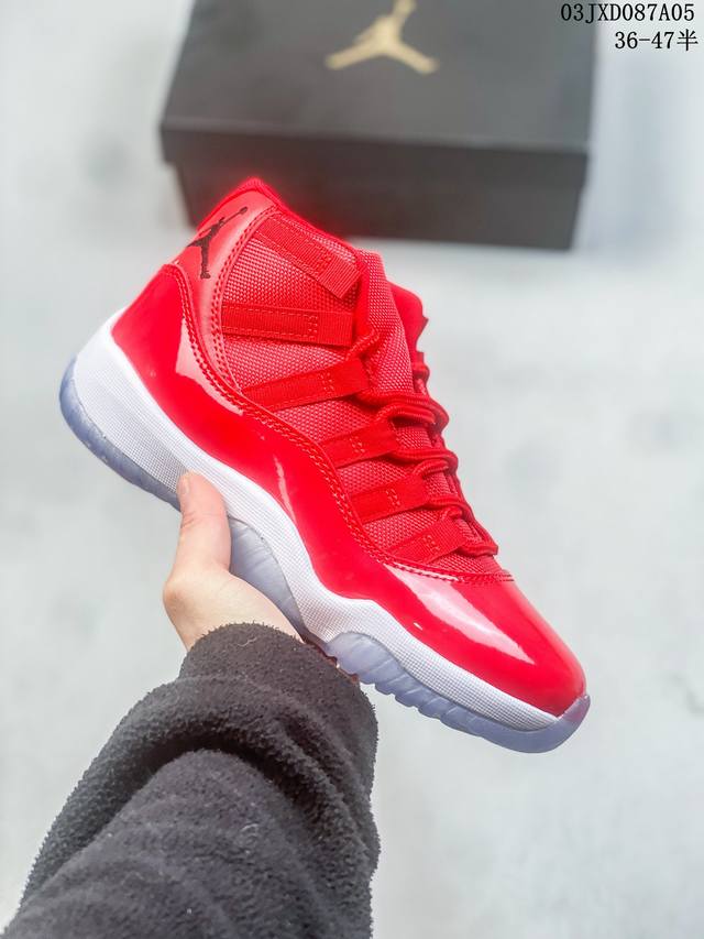 Nike Air Jordan 11 Retro 男女士复刻运动鞋 经典设计 深受球员与球迷喜爱 是 Jordan 品牌的经典版型之一 该复刻鞋款的设计灵感源自