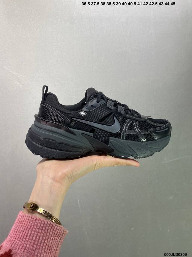 公司级nike V2K Runtekk 减震防滑复古低帮跑步鞋 材质上使用大面积网眼 皮革 Tpu 组成 支撑和透气性肯定不错 中底处由 Cushlon 泡绵打