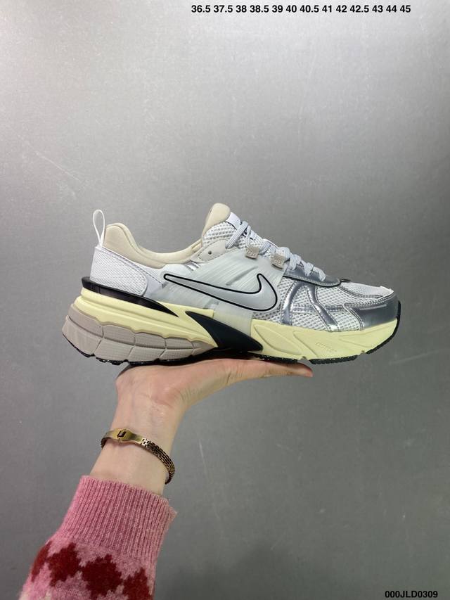 公司级nike V2K Runtekk 减震防滑复古低帮跑步鞋 材质上使用大面积网眼 皮革 Tpu 组成 支撑和透气性肯定不错 中底处由 Cushlon 泡绵打