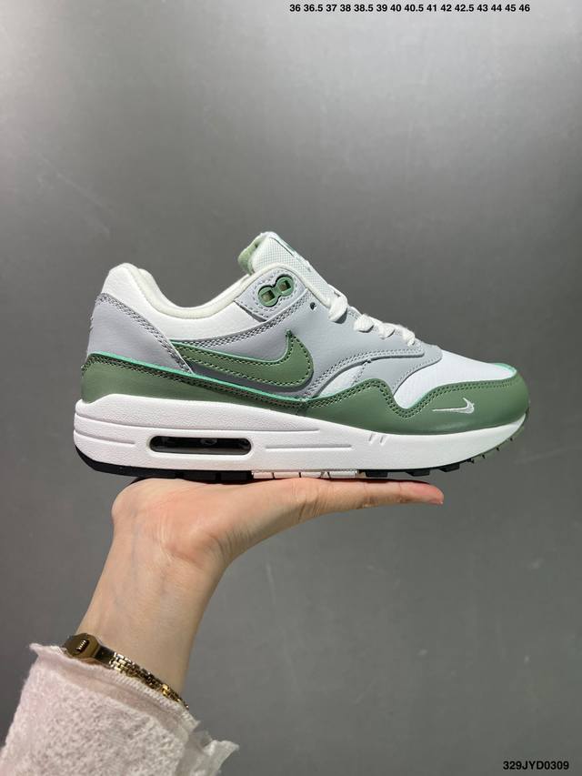 公司级耐克 Nike Air Max1 Sp混合科技 透气后掌半气垫慢跑鞋 兼具非凡优质外观和出色穿着体验 性能出众的一双透气鞋面后置半掌气垫运动鞋 货号 Dc