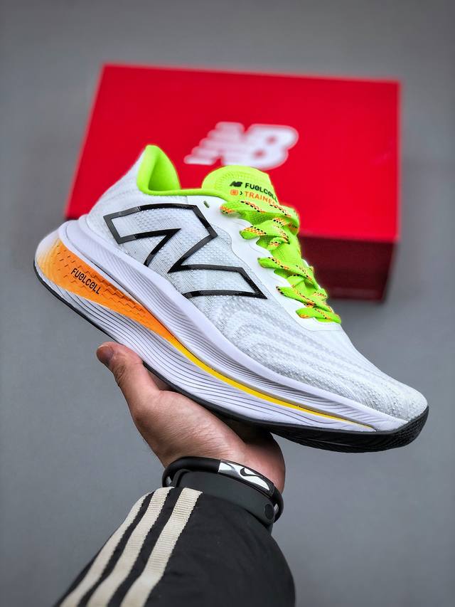 New Balance Fuelcell Mrcelnr 2 实拍首发原楦原纸版开发版型采用超轻透气3D针织网眼材料结构鞋面及打印logo细节 中底嵌入fuel