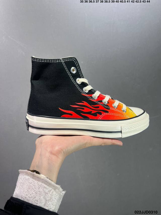 Converse Chuck 70S 经典火焰高帮休闲板鞋 1 24C #原厂亮油 双层布围条 硫化休闲帆布板鞋 该鞋以匡威极具代表性的70S为蓝本 鞋身配以鲜