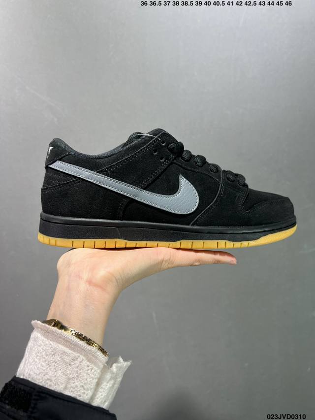 公司级耐克 Nike Sb Zoom Dunk Low 板鞋 系列经典百搭休闲运动板鞋加厚鞋舌的填充 使舒适性大大提升 同时也更方便穿脱中底部分则加入了脚感柔软