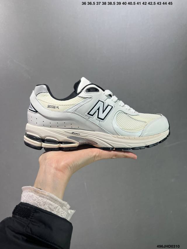 New Balance 2R 跑鞋 沿袭了面世之初的经典科技 以 Encap 中底配以升级版 N-Ergy 缓震物料 鞋面则采用特色的柔软麂皮搭以 New Ba