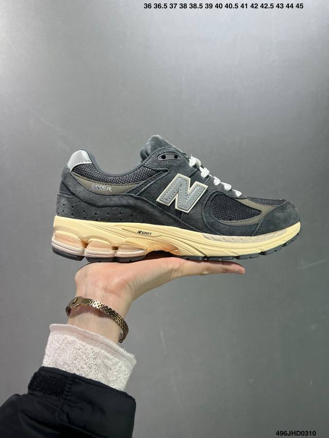 New Balance 2R 跑鞋 沿袭了面世之初的经典科技 以 Encap 中底配以升级版 N-Ergy 缓震物料 鞋面则采用特色的柔软麂皮搭以 New Ba