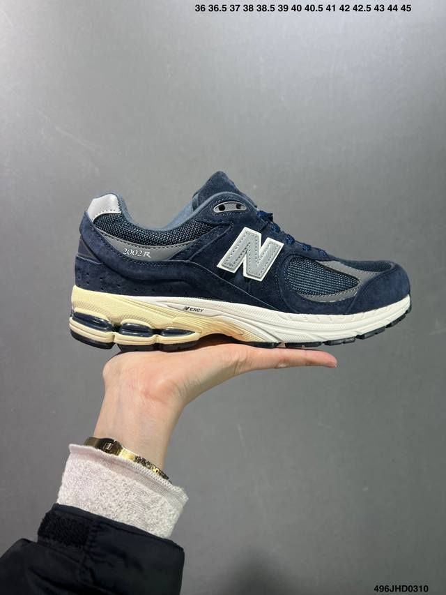 New Balance 2R 跑鞋 沿袭了面世之初的经典科技 以 Encap 中底配以升级版 N-Ergy 缓震物料 鞋面则采用特色的柔软麂皮搭以 New Ba