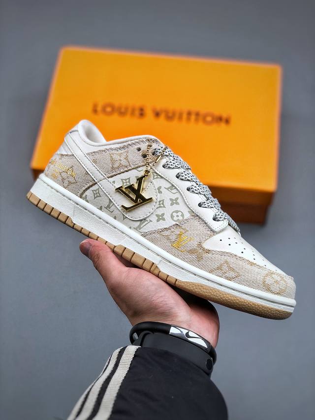 Lv X Nike Dunk Low 浅咖牛仔此款主张打破传统的工业化流水线设计限制 以made By Ideas的超级创意为理念 集结众多潮流设计师 结合时下