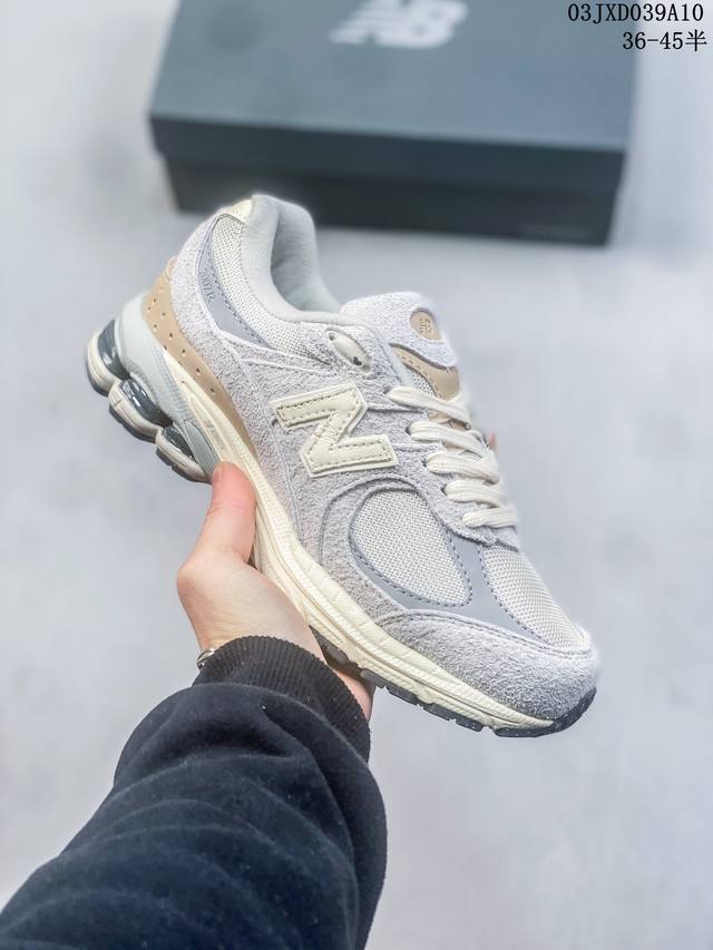 公司级new Balance 2R 跑鞋 沿袭了面世之初的经典科技 以 Encap 中底配以升级版 N-Ergy 缓震物料 鞋面则采用特色的柔软麂皮搭以 New