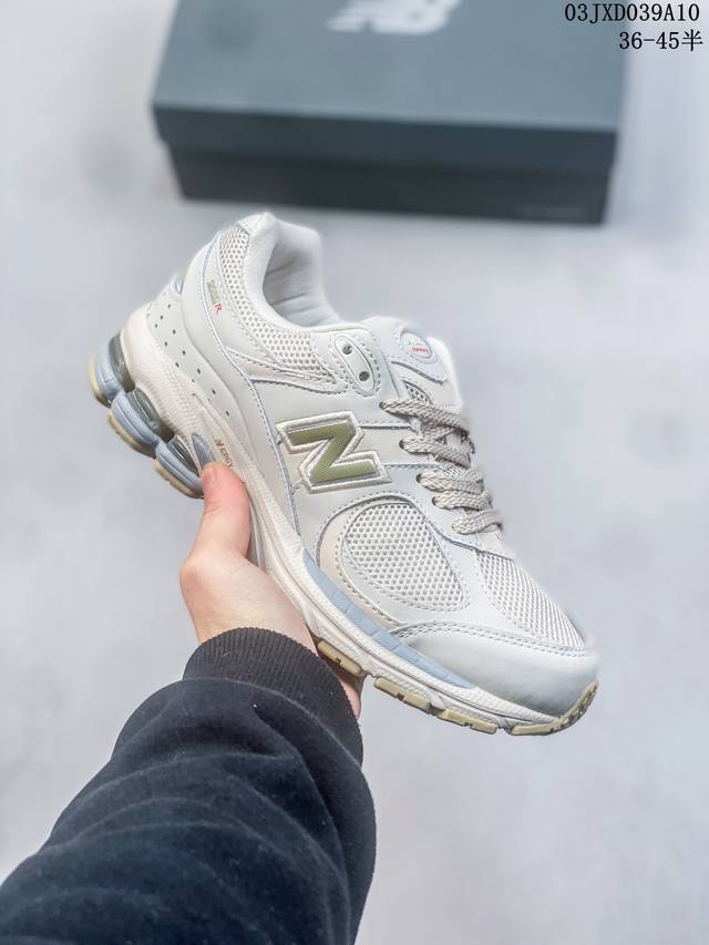 公司级new Balance 2R 跑鞋 沿袭了面世之初的经典科技 以 Encap 中底配以升级版 N-Ergy 缓震物料 鞋面则采用特色的柔软麂皮搭以 New