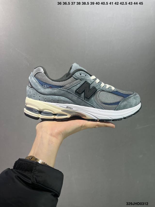 公司级new Balance 2R 跑鞋 沿袭了面世之初的经典科技 以 Encap 中底配以升级版 N-Ergy 缓震物料 鞋面则采用特色的柔软麂皮搭以 New