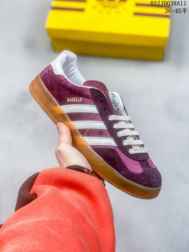 Adidas Originals Samba Og三条纹防滑耐磨低帮 板鞋 男女同款绿白 鞋身运用简洁的色彩进行搭配,缔造简洁利落外观和出众脚感 鞋底耐磨材质搭