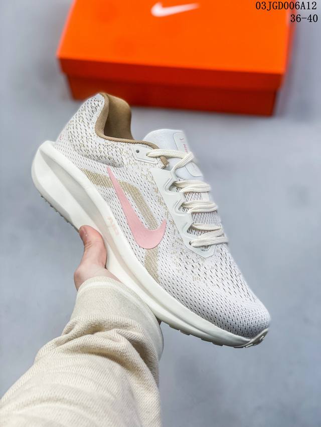 公司级 耐克 Nike 耐克 Zoom Winflo 11 登月11代 气垫减震飞线透气运动跑步鞋 鞋面在前足部位采用半透明设计结合内层打孔细节 透气舒适 Fl