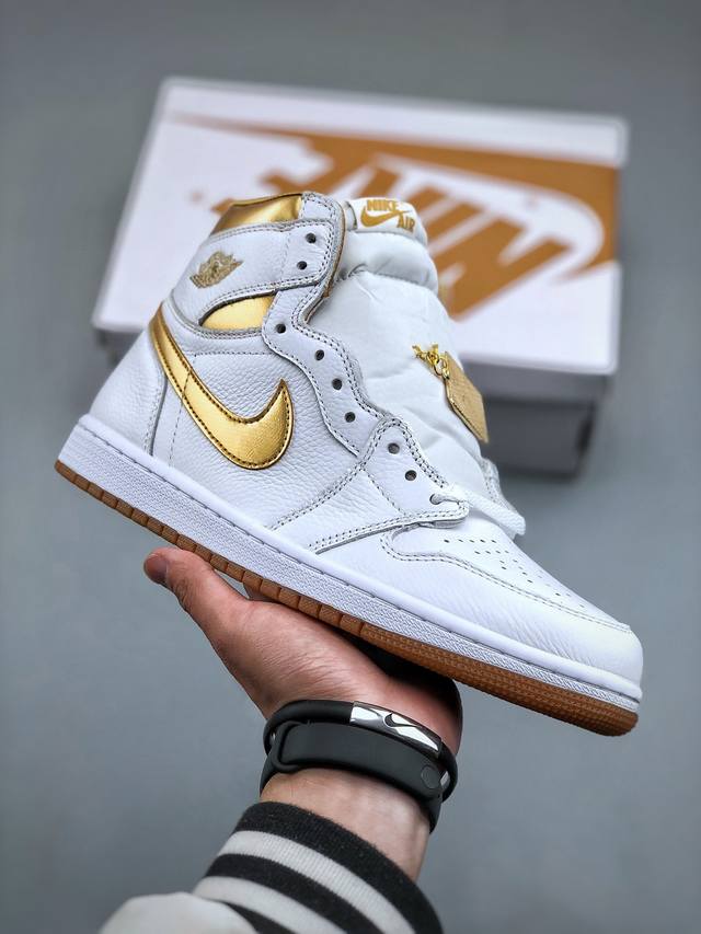 Wmns Air Jordan 1整双鞋从鞋头到鞋帮无一处不流露出奢华的氛围 外加上随鞋附赠的金属 Nike Air 字样吊牌更是在不经意之间再度拉升整双鞋款档