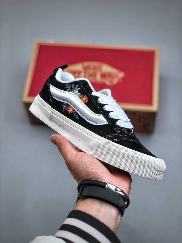 Vans Knu Skool 经典黑白绣花面包鞋 Vans Knu Skool 白黑韩版 鞋底采用橡胶华夫底材质 实用性很高 耐磨减震 上脚好看的同时不管是工作