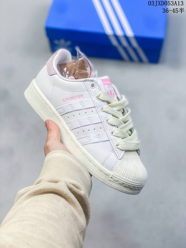 Adidas Originals Samba Og三条纹防滑耐磨低帮 板鞋 男女同款绿白 鞋身运用简洁的色彩进行搭配,缔造简洁利落外观和出众脚感 鞋底耐磨材质搭