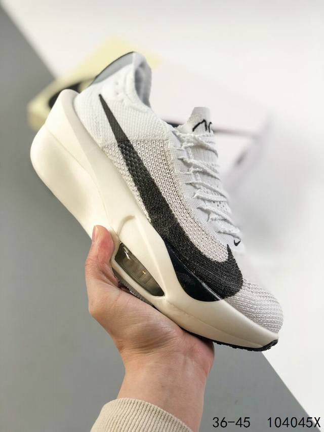 公司级真标带半码 Nike Air Zoom Alphafly Next% 整体采用前作的设计语言 并且对后者的细节进行升级 马拉松和长距离路跑的性能极限设计而