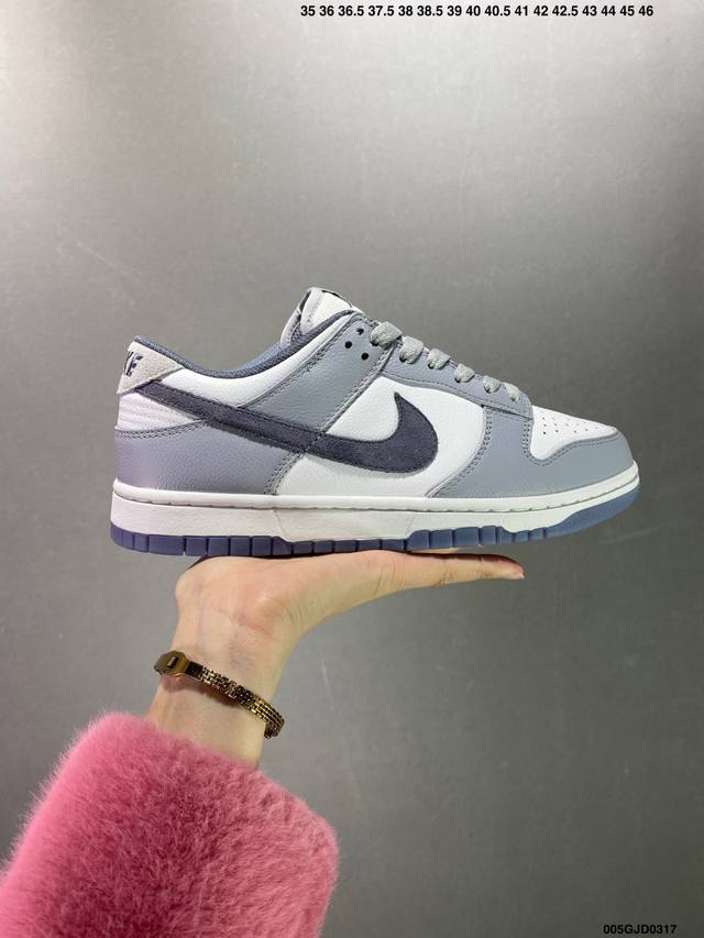 公司级nike Dunk Low Se 白灰 此款花瓣鞋身整体以经典的皮革材质覆盖 配色方面也采用白色为底色 搭配浅灰色框架呈现 简约百搭 在鞋侧 Swoosh