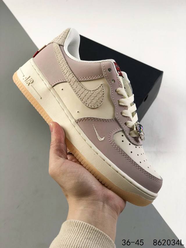 真标带半码 耐克nike Air Force 1 Low 空军一号 低帮百搭休闲运动板鞋 柔软 弹性十足的缓震性能和出色的中底设计 横跨复古与现代的外型结合 造