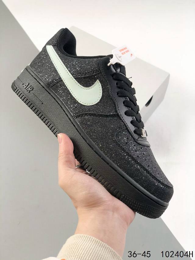 真标带半码 耐克nike Air Force 1 Low 空军一号 低帮百搭休闲运动板鞋 柔软 弹性十足的缓震性能和出色的中底设计 横跨复古与现代的外型结合 造