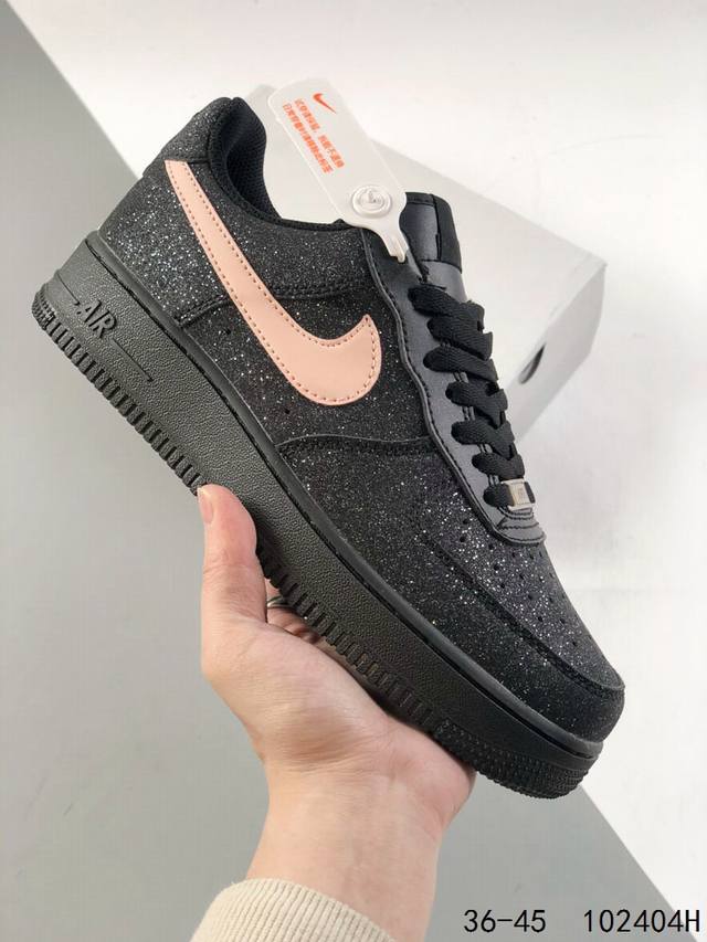 真标带半码 耐克nike Air Force 1 Low 空军一号 低帮百搭休闲运动板鞋 柔软 弹性十足的缓震性能和出色的中底设计 横跨复古与现代的外型结合 造