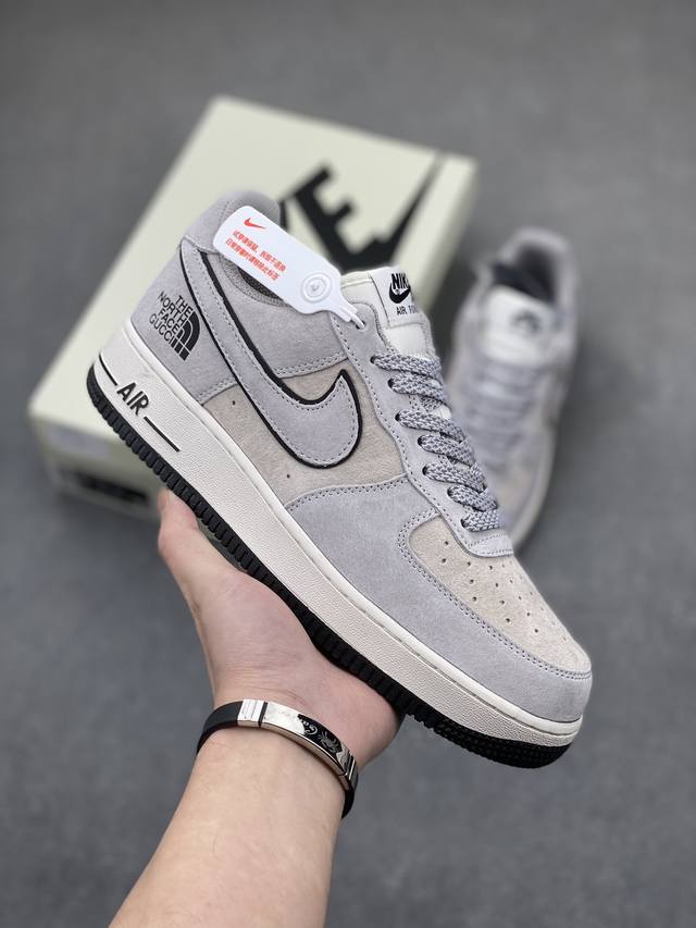 海外限量发售 公司级nike Air Force 1 '07 Low 北面联名--米灰黑猪八 空军一号 低帮 运动鞋 休闲鞋 折边针车 工艺难度大 原楦头原纸板