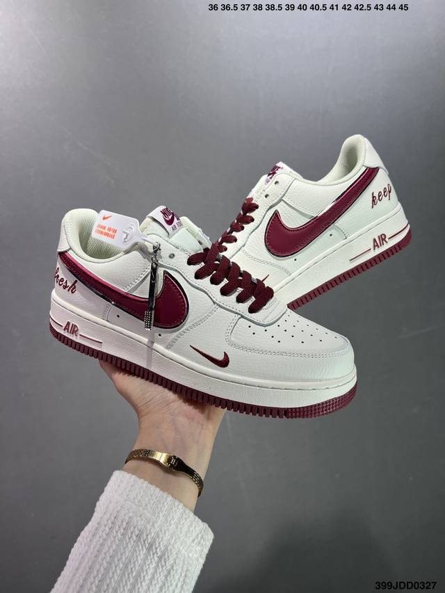 耐克nike Air Force 1 Low 空军一号低帮百搭休闲运动板鞋 柔软 弹性十足的缓震性能和出色的中底设计 横跨复古与现代的外型结合 造就出风靡全球三